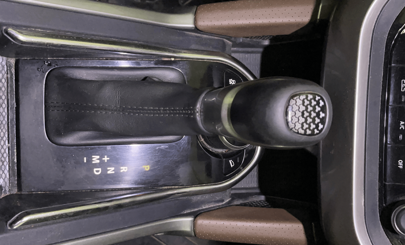 2022 Tata Harrier XZA PLUS 2.0L, Diesel, Automatic, 1,14,866 km, Gear Lever