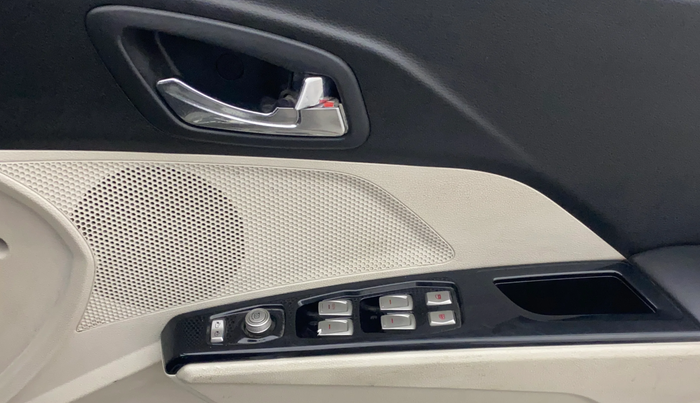 2022 Mahindra XUV300 W8 1.5 DIESEL, Diesel, Manual, 57,742 km, Driver Side Door Panels Control