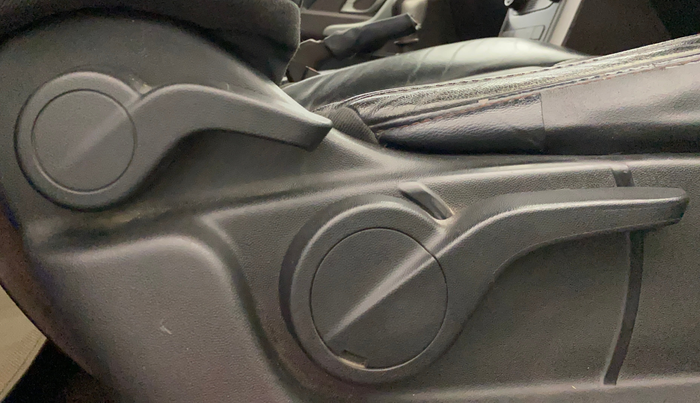 2014 Mahindra XUV500 W8, Diesel, Manual, 86,376 km, Driver Side Adjustment Panel