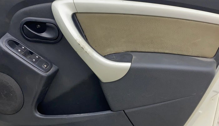 2014 Renault Duster RXL PETROL, Petrol, Manual, 81,982 km, Driver Side Door Panels Control