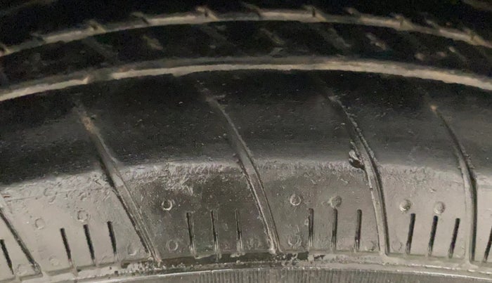 2016 Maruti Ertiga VXI CNG, CNG, Manual, 72,666 km, Left Front Tyre Tread