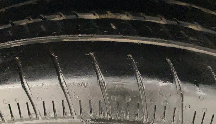 2016 Maruti Ertiga VXI CNG, CNG, Manual, 72,666 km, Right Front Tyre Tread