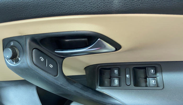 2017 Volkswagen Polo HIGHLINE1.2L, Petrol, Manual, 44,113 km, Driver Side Door Panels Control