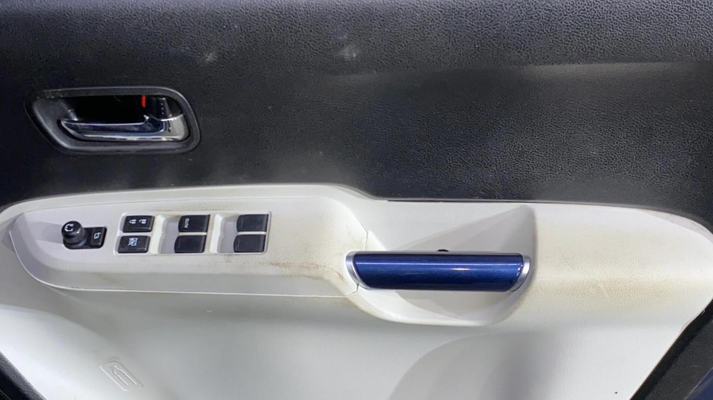 2022 Maruti IGNIS ZETA 1.2, Petrol, Manual, 83,400 km, Driver Side Door Panels Control