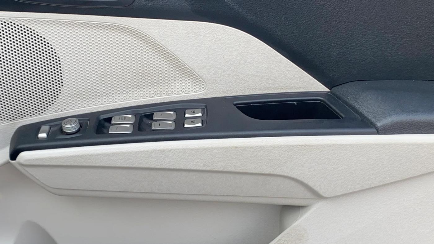 2022 Mahindra XUV300 W6 1.2 PETROL, Petrol, Manual, 19,471 km, Driver Side Door Panels Control