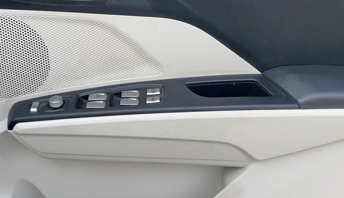 2022 Mahindra XUV300 W6 1.2 PETROL, Petrol, Manual, 19,471 km, Driver Side Door Panels Control