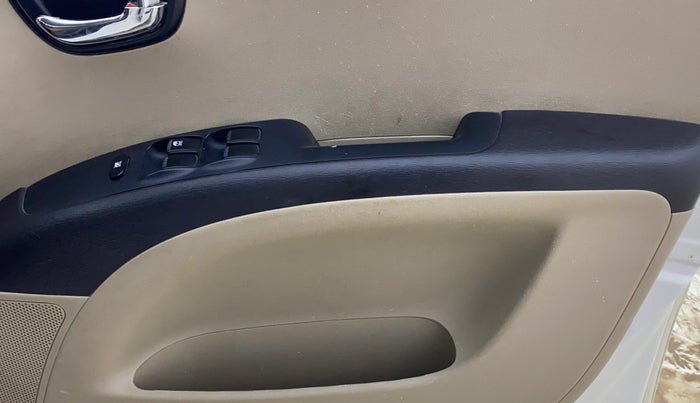 2013 Hyundai i10 MAGNA 1.1, Petrol, Manual, 1,04,127 km, Driver Side Door Panels Control