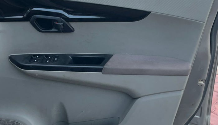 2016 Mahindra Kuv100 K8 D 6 STR, Diesel, Manual, 1,05,756 km, Driver Side Door Panels Control