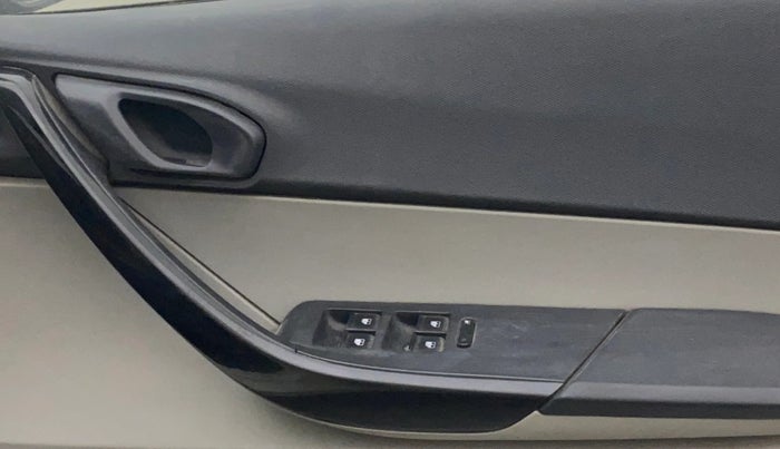 2016 Tata Tiago XT PETROL, Petrol, Manual, 55,189 km, Driver Side Door Panels Control