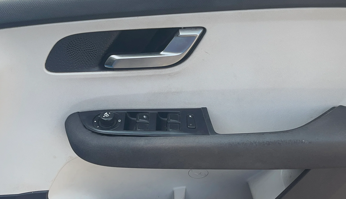 2022 Tata ALTROZ XZ PETROL, Petrol, Manual, 1,10,096 km, Driver Side Door Panels Control