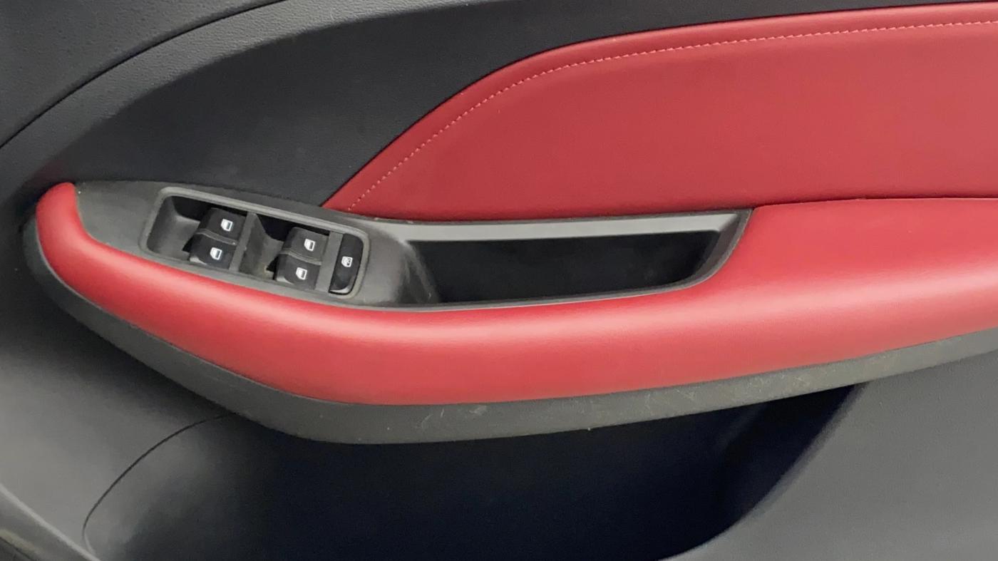 2021 MG ASTOR SAVVY 1.5 CVT S RED, Petrol, Automatic, 27,369 km, Driver Side Door Panels Control