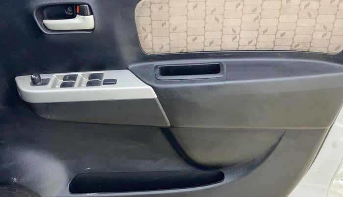 2014 Maruti Wagon R 1.0 VXI, CNG, Manual, 69,071 km, Driver Side Door Panels Control