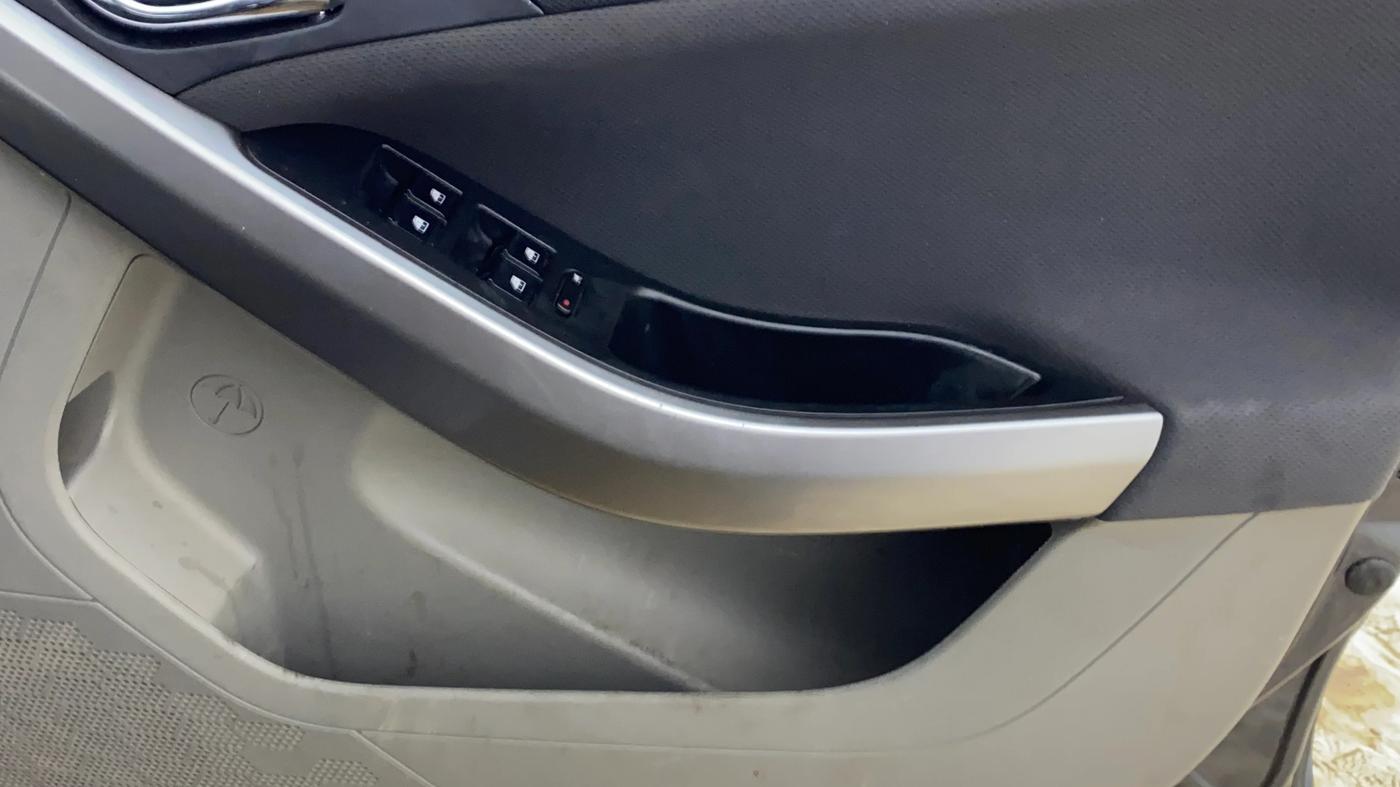 2018 Tata NEXON XZA PLUS DIESEL DUAL TONE, Diesel, Automatic, 1,34,209 km, Driver Side Door Panels Control