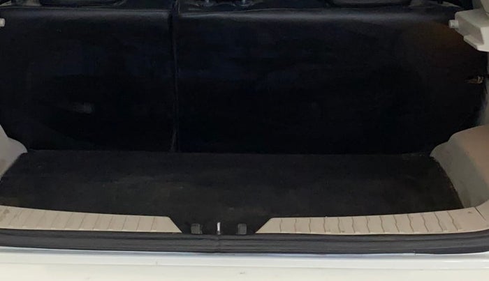 2019 Mahindra XUV300 W8 1.2 PETROL, Petrol, Manual, 73,413 km, Boot Inside