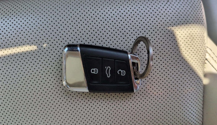 2020 Skoda Superb L&K 2.0 TSI AT, Petrol, Automatic, 67,152 km, Key Close Up