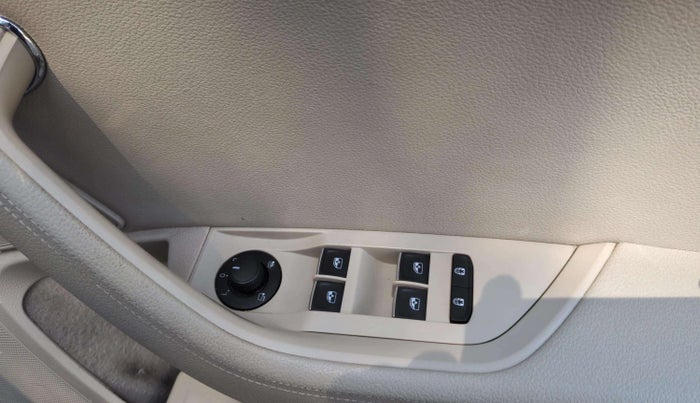 2020 Skoda Superb L&K 2.0 TSI AT, Petrol, Automatic, 67,152 km, Driver Side Door Panels Control