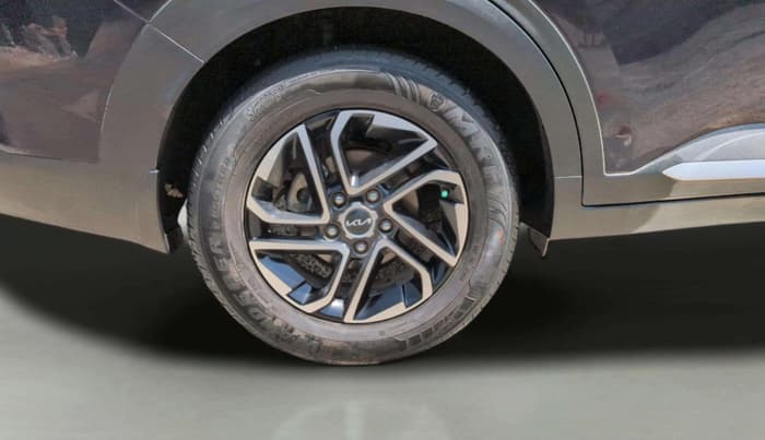 2022 KIA CARENS LUXURY PLUS 1.4 PETROL DCT 7 STR, Petrol, Automatic, 28,520 km, Right Rear Wheel