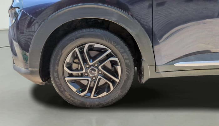 2022 KIA CARENS LUXURY PLUS 1.4 PETROL DCT 7 STR, Petrol, Automatic, 28,520 km, Left Front Wheel