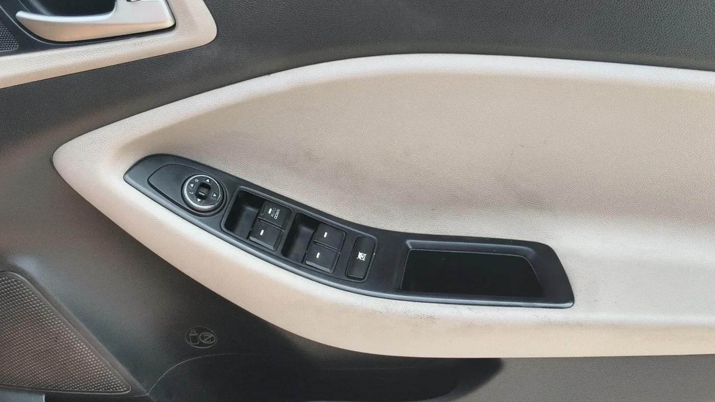 2019 Hyundai Elite i20 MAGNA PLUS 1.2, Petrol, Manual, 1,49,311 km, Driver Side Door Panels Control