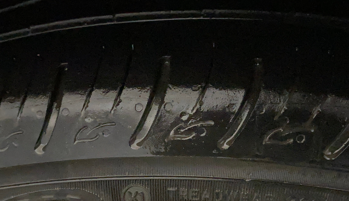 2023 Mahindra XUV300 W8 1.2 PETROL, Petrol, Manual, 59,860 km, Left Front Tyre Tread