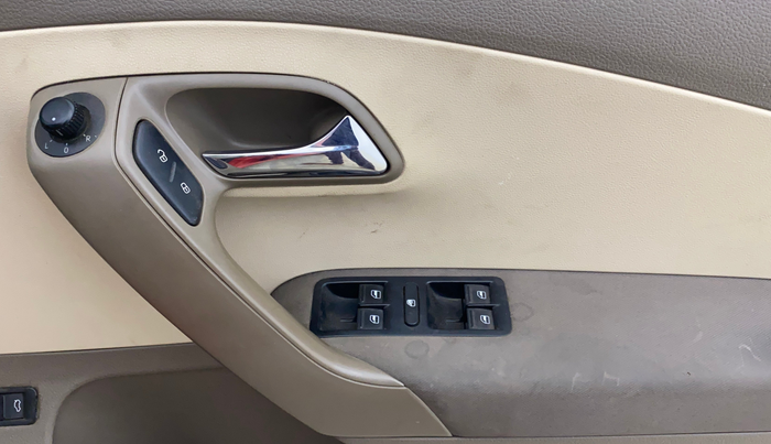 2015 Skoda Rapid ELEGANCE 1.6 MPI MT, Petrol, Manual, 78,320 km, Driver Side Door Panels Control