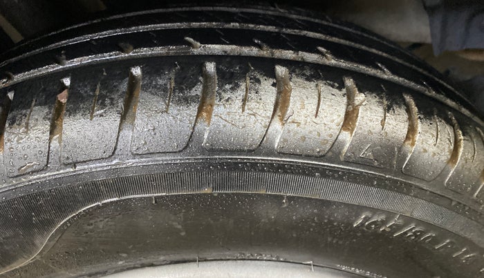 2020 Maruti Swift VXI AMT, Petrol, Automatic, 42,135 km, Right Rear Tyre Tread