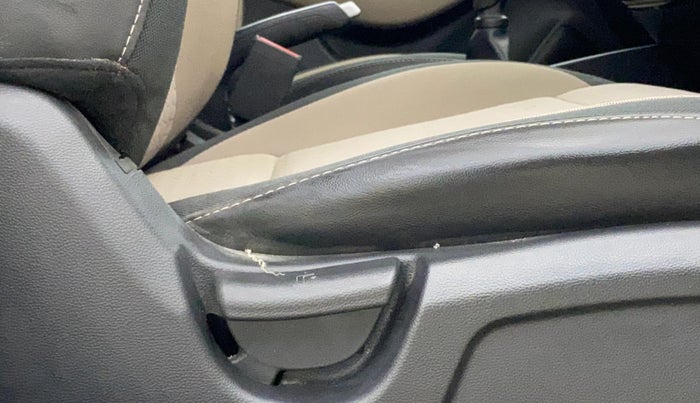 2016 Hyundai Elite i20 MAGNA 1.2, Petrol, Manual, 34,337 km, Driver Side Adjustment Panel