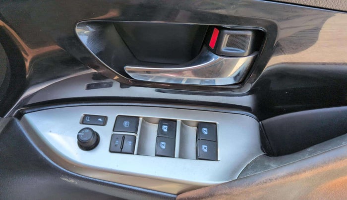 2019 Toyota Innova Crysta 2.8 ZX AT 7 STR, Diesel, Automatic, 1,48,526 km, Driver Side Door Panels Control