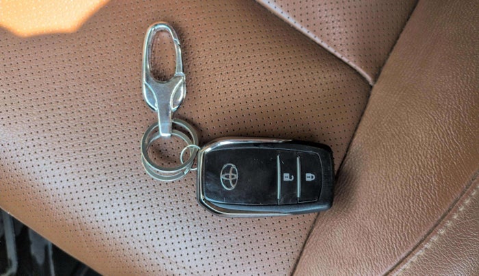 2020 Toyota Innova Crysta 2.4 ZX 7 STR, Diesel, Manual, 96,082 km, Key Close Up