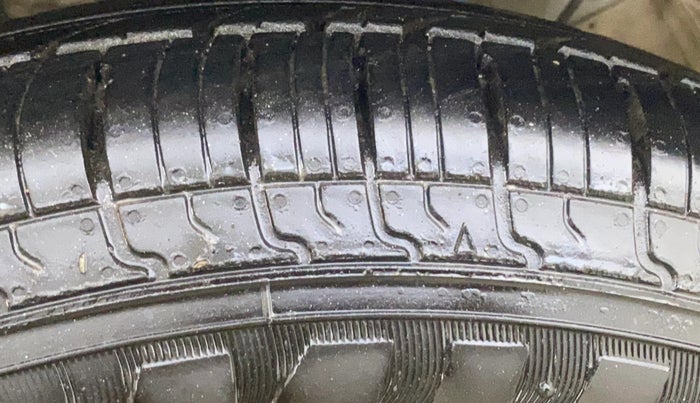 2021 Maruti Swift LXI, Petrol, Manual, 83,438 km, Left Front Tyre Tread