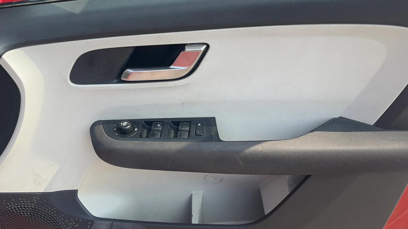 2021 Tata ALTROZ XZ PETROL, Petrol, Manual, 94,303 km, Driver Side Door Panels Control