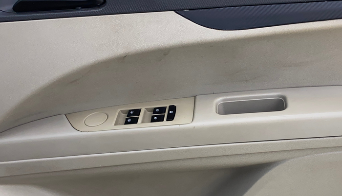 2018 Mahindra MARAZZO M2 7STR, Diesel, Manual, 1,15,675 km, Driver Side Door Panels Control