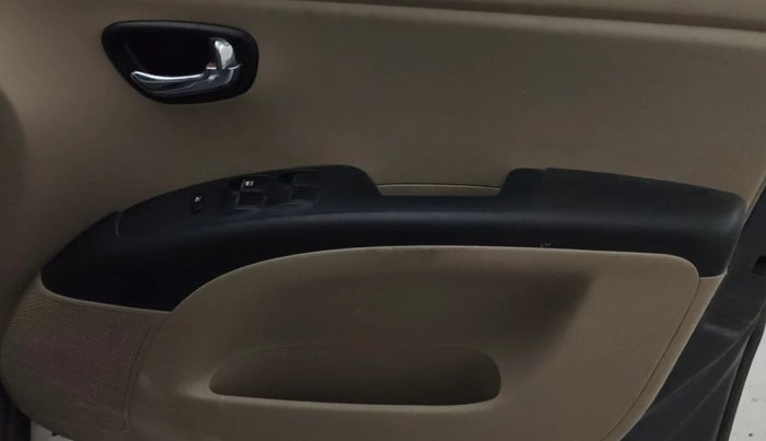 2015 Hyundai i10 SPORTZ 1.1, CNG, Manual, 1,03,317 km, Driver Side Door Panels Control