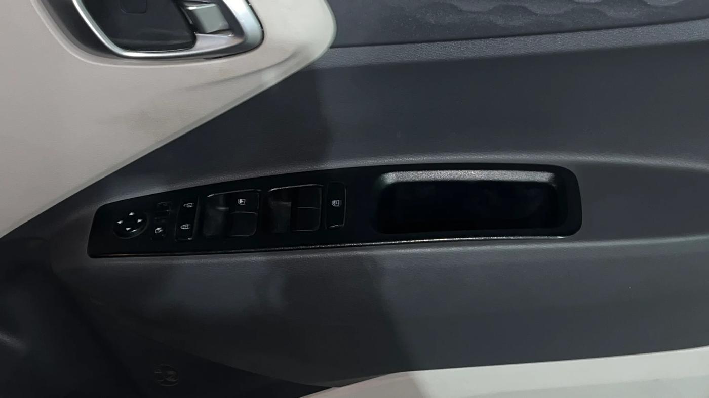 2022 Hyundai AURA SX PLUS 1.2 AMT, Petrol, Automatic, 46,491 km, Driver Side Door Panels Control