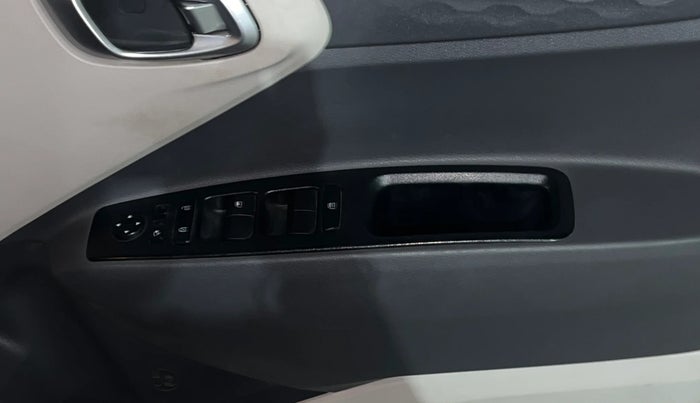 2022 Hyundai AURA SX PLUS 1.2 AMT, Petrol, Automatic, 46,491 km, Driver Side Door Panels Control