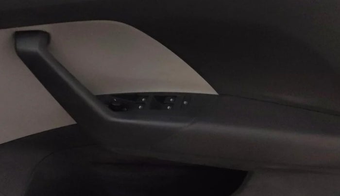 2022 Skoda KUSHAQ STYLE 1.0L TSI AT (6 AIRBAGS), Petrol, Automatic, 39,070 km, Driver Side Door Panels Control