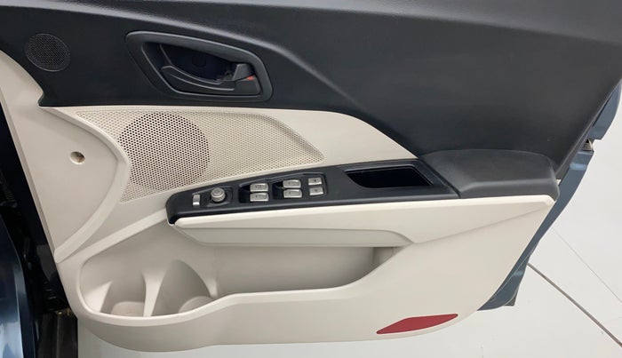 2020 Mahindra XUV300 W6 1.5 DIESEL, Diesel, Manual, 1,16,106 km, Driver Side Door Panels Control