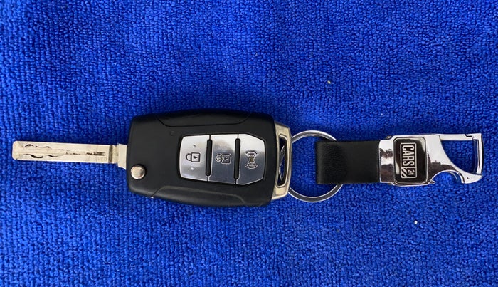 2020 Mahindra XUV300 W6 1.5 DIESEL, Diesel, Manual, 1,16,106 km, Key Close Up