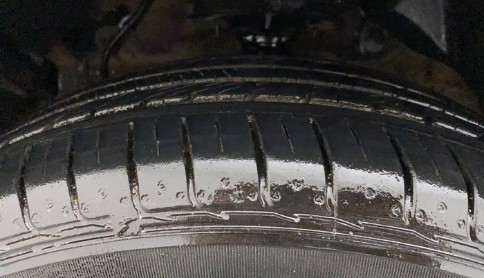 2020 Mahindra XUV300 W6 1.5 DIESEL, Diesel, Manual, 1,16,106 km, Left Front Tyre Tread