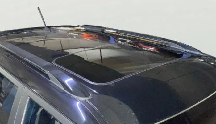 2023 Mahindra XUV300 W8 (O) 1.2 PETROL, Petrol, Manual, 27,501 km, Moonroof/ Sunroof