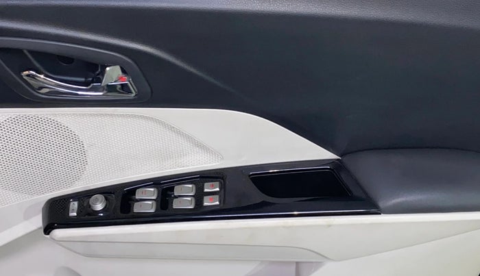 2023 Mahindra XUV300 W8 (O) 1.2 PETROL, Petrol, Manual, 27,501 km, Driver Side Door Panels Control