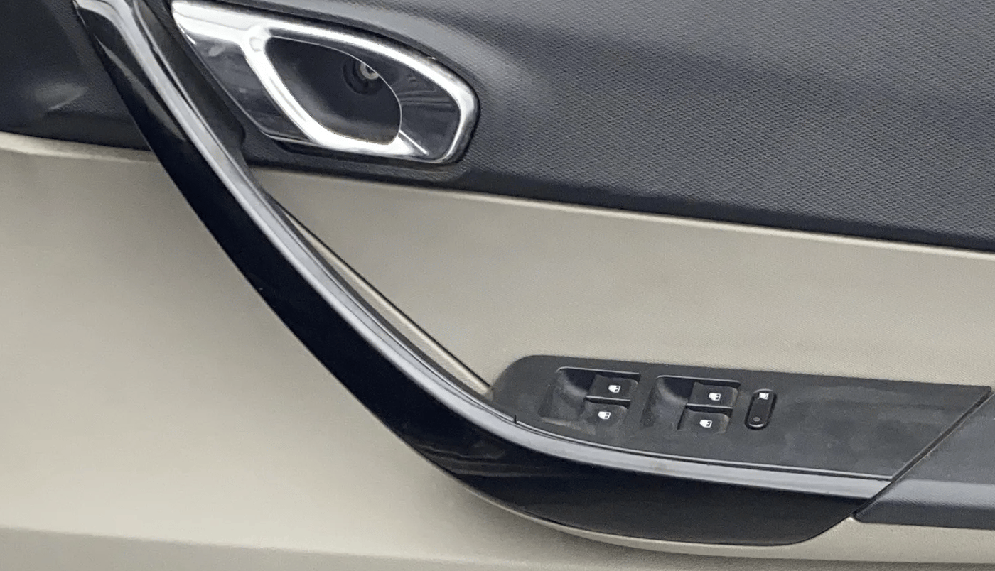 2016 Tata Tiago XZ PETROL, Petrol, Manual, 1,21,915 km, Driver Side Door Panels Control
