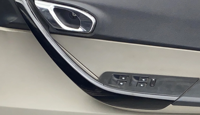 2016 Tata Tiago XZ PETROL, Petrol, Manual, 1,21,915 km, Driver Side Door Panels Control
