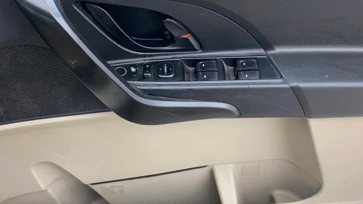 2016 Mahindra XUV500 W4, Diesel, Manual, 1,26,743 km, Driver Side Door Panels Control