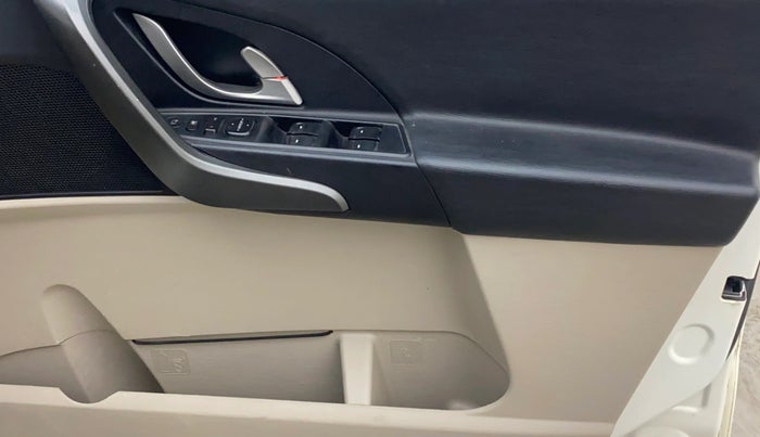 2016 Mahindra XUV500 W10, Diesel, Manual, 1,05,526 km, Driver Side Door Panels Control