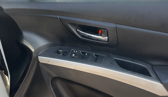 2015 Maruti S Cross ALPHA 1.6, Diesel, Manual, 1,46,543 km, Driver Side Door Panels Control