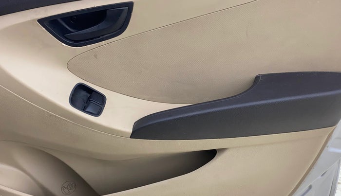 2015 Hyundai Eon MAGNA +, Petrol, Manual, 1,13,498 km, Driver Side Door Panels Control