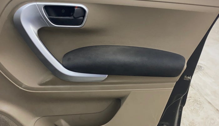 2018 Mahindra TUV300 T10, Diesel, Manual, 80,124 km, Driver Side Door Panels Control