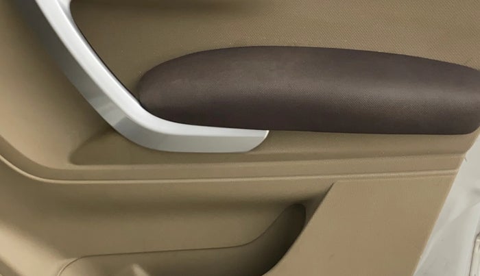 2018 Mahindra TUV300 T8, Diesel, Manual, 49,539 km, Driver Side Door Panels Control