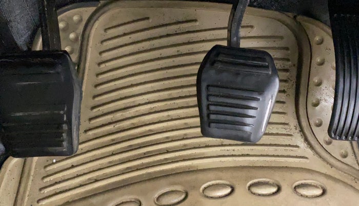 2018 Mahindra TUV300 T8, Diesel, Manual, 49,539 km, Pedals